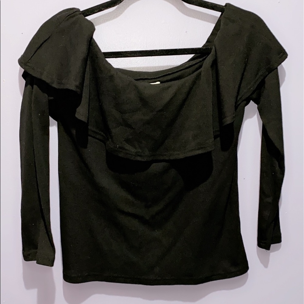 Women’s off the shoulder black long sleeve!